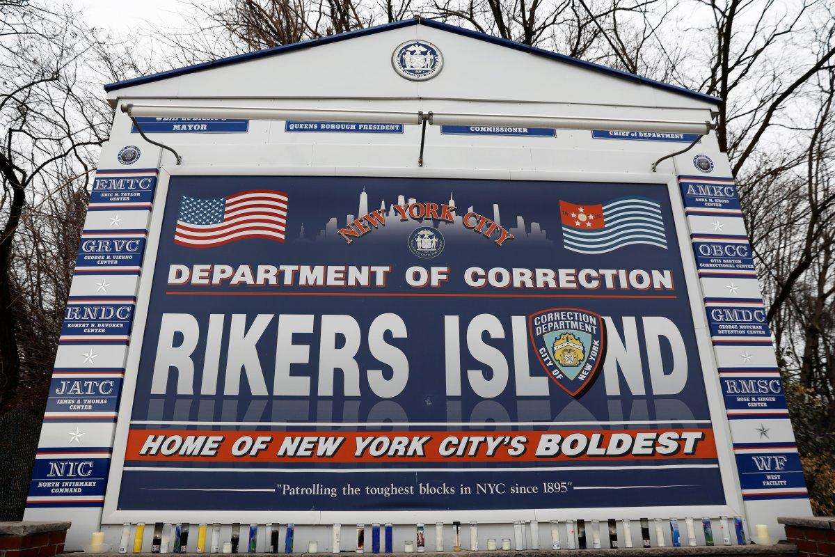 Rikers Adası Cezaevi gardiyansız kalınca mahkumlar devreye girdi