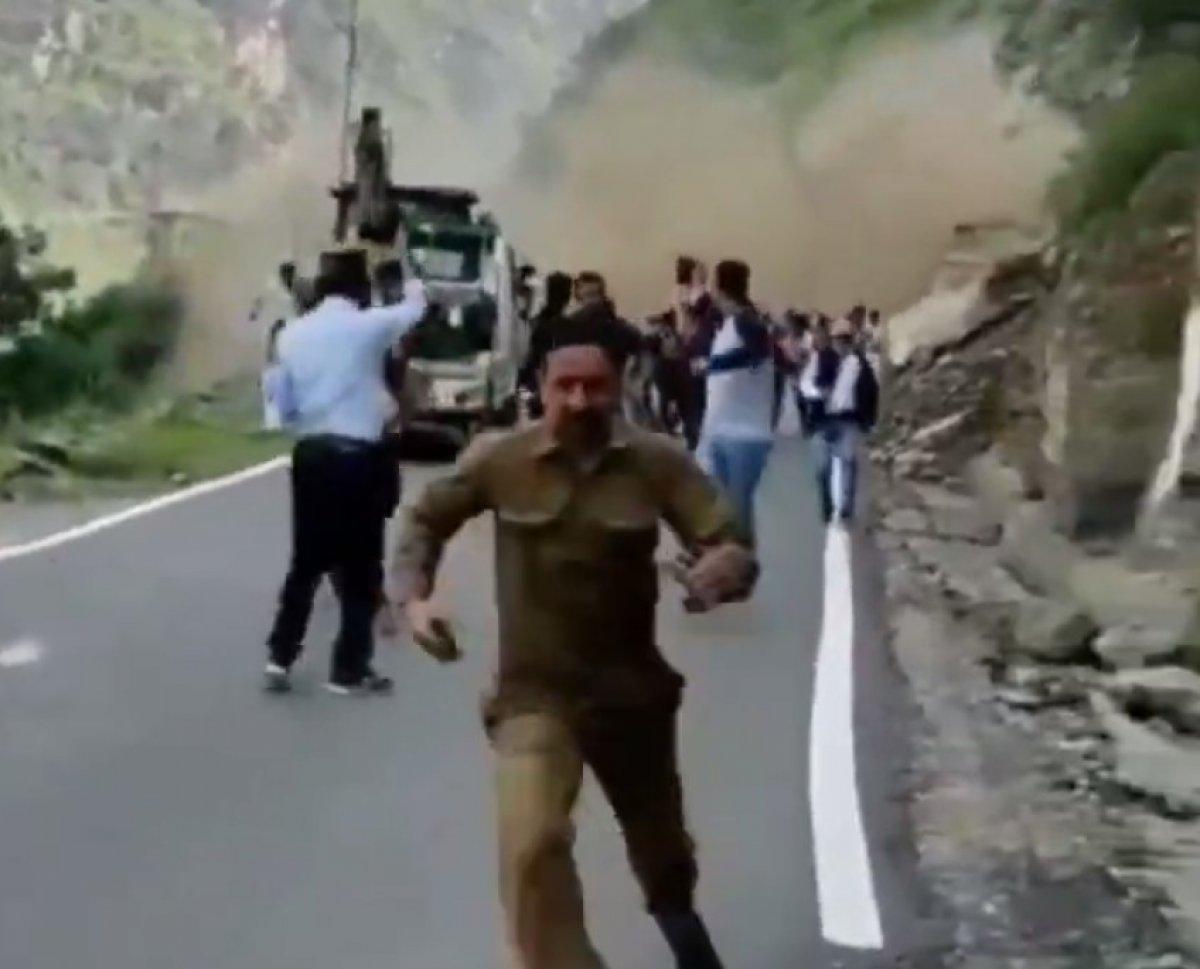 Hindistan'da toprak kaymasını görüntülemek isteyen grup, son anda kurtuldu