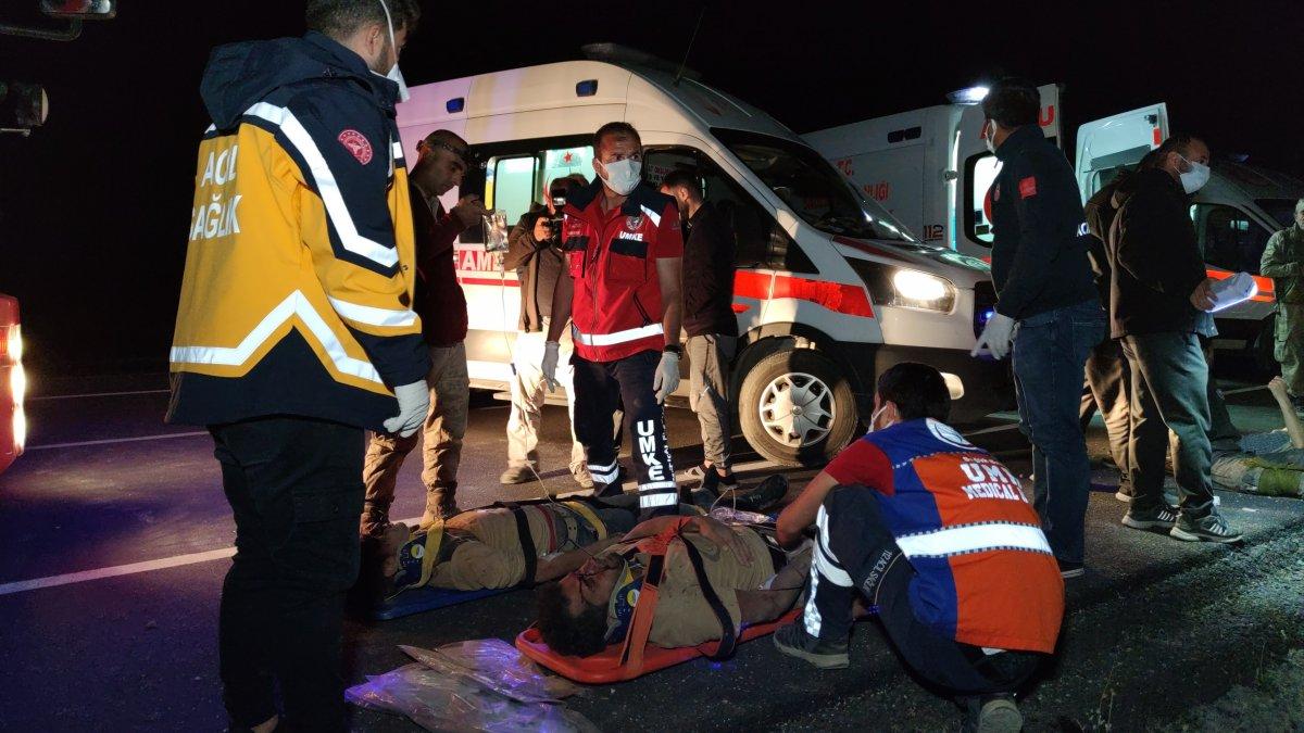 Van'da kaçak göçmenlerin olduğu minibüs devrildi:1 ölü 15 yaralı