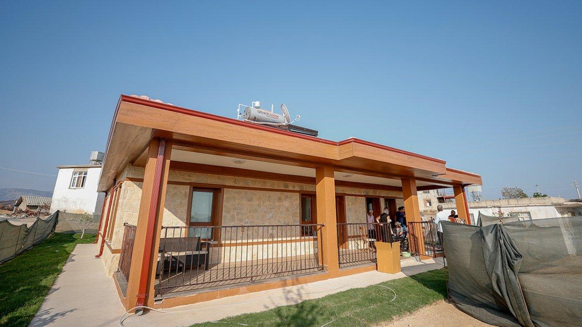 Antalya'da yaşlı çifte, yanan evlerinin yerine 17 günde yenisi teslim edildi