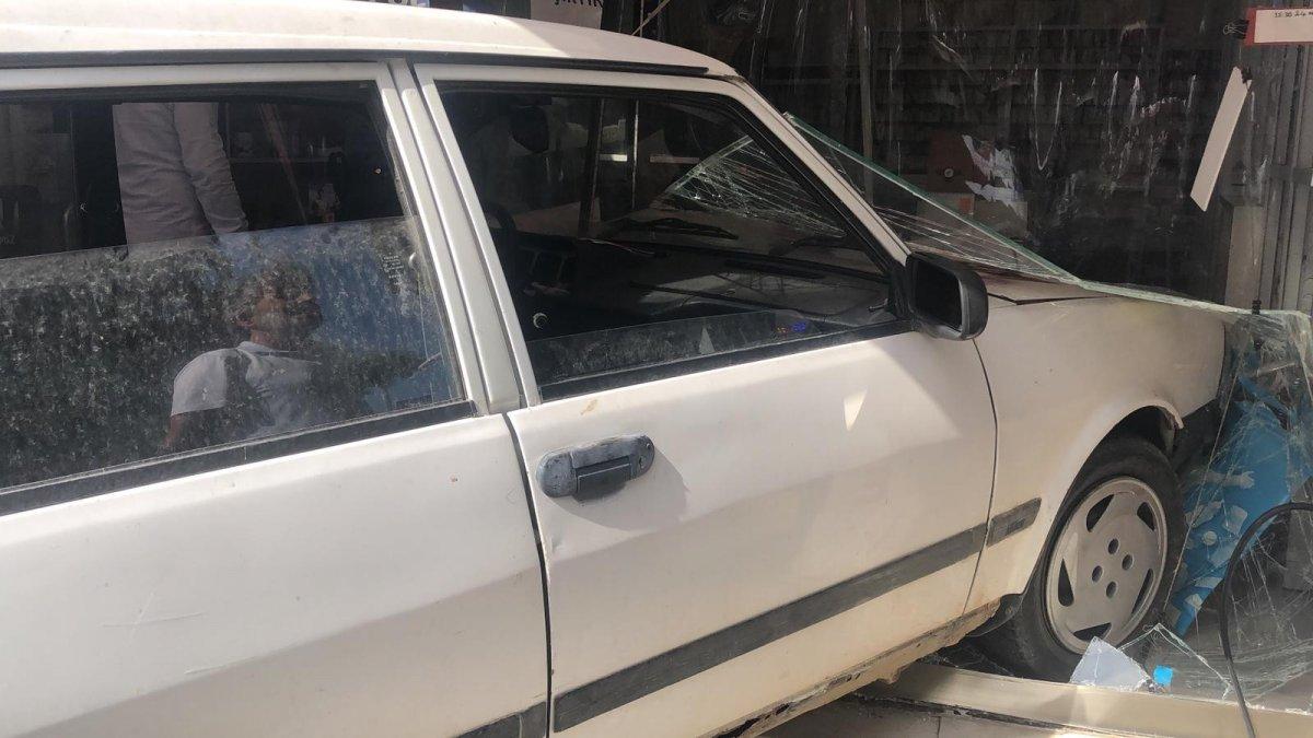 Bursa'da ablasına kızdı, dükkanına otomobille girdi