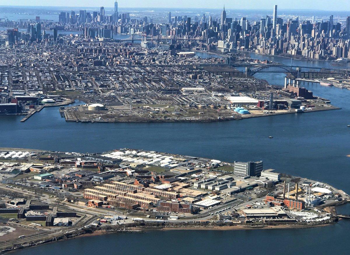 Rikers Adası Cezaevi gardiyansız kalınca mahkumlar devreye girdi