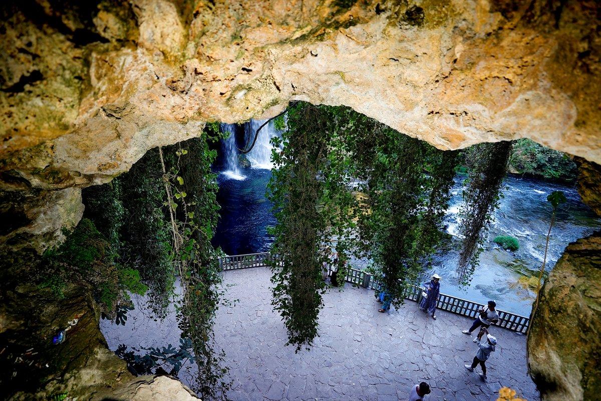 Antalya'daki Düden Şelalesi, her yıl binlerce yabancı turist ağırlıyor