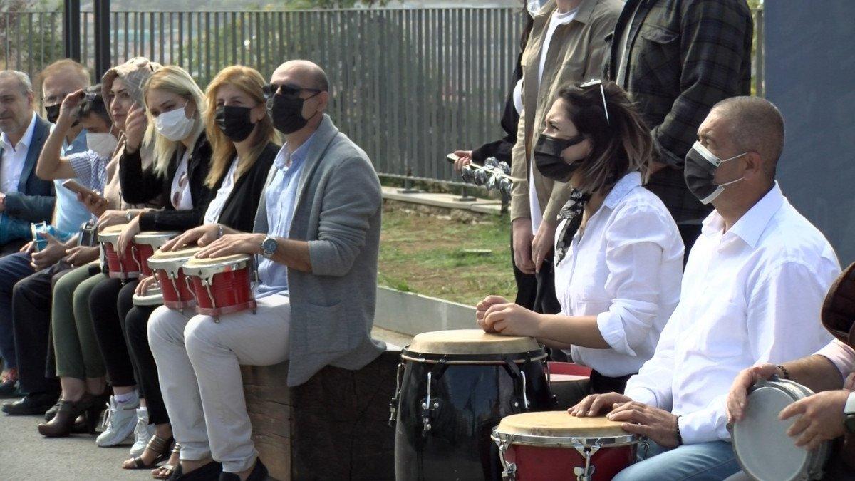 İstanbul'da taksiciler enstrüman çalarak rahatladı