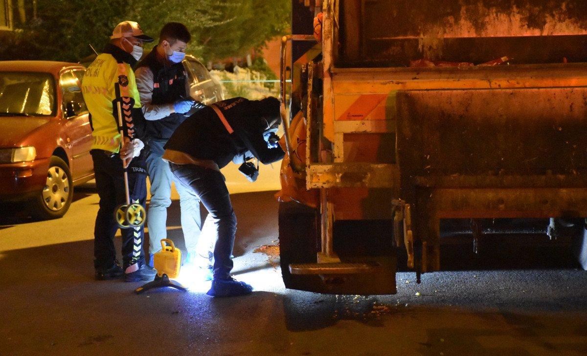 Sivas'ta yolun karşısına geçmeye çalışan kadın çöp kamyonunun altında kaldı