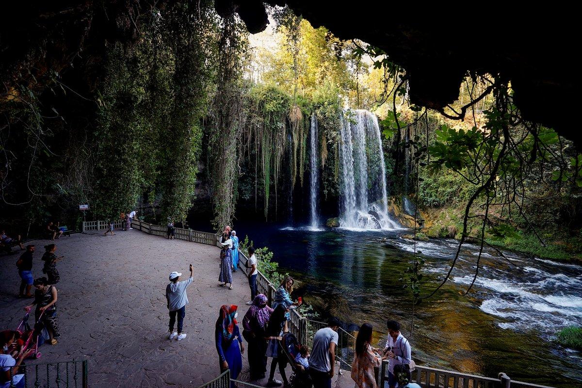 Antalya'daki Düden Şelalesi, her yıl binlerce yabancı turist ağırlıyor