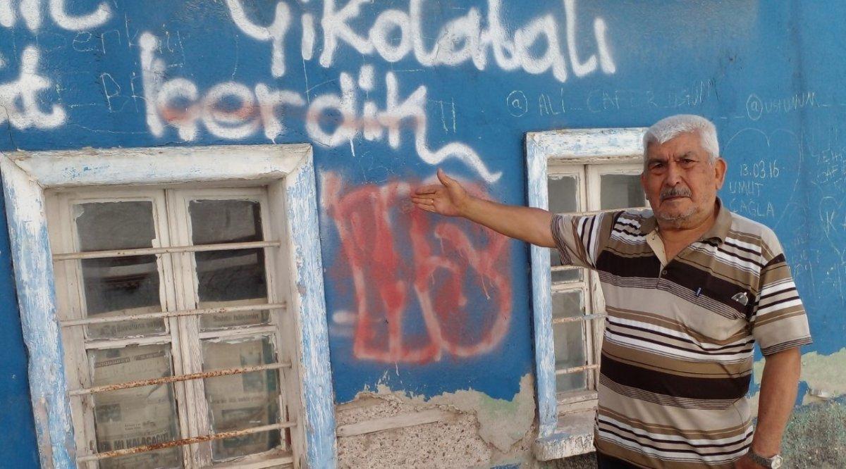 Eskişehir’de tarihi evlerin duvarları sprey boyalarla karalandı