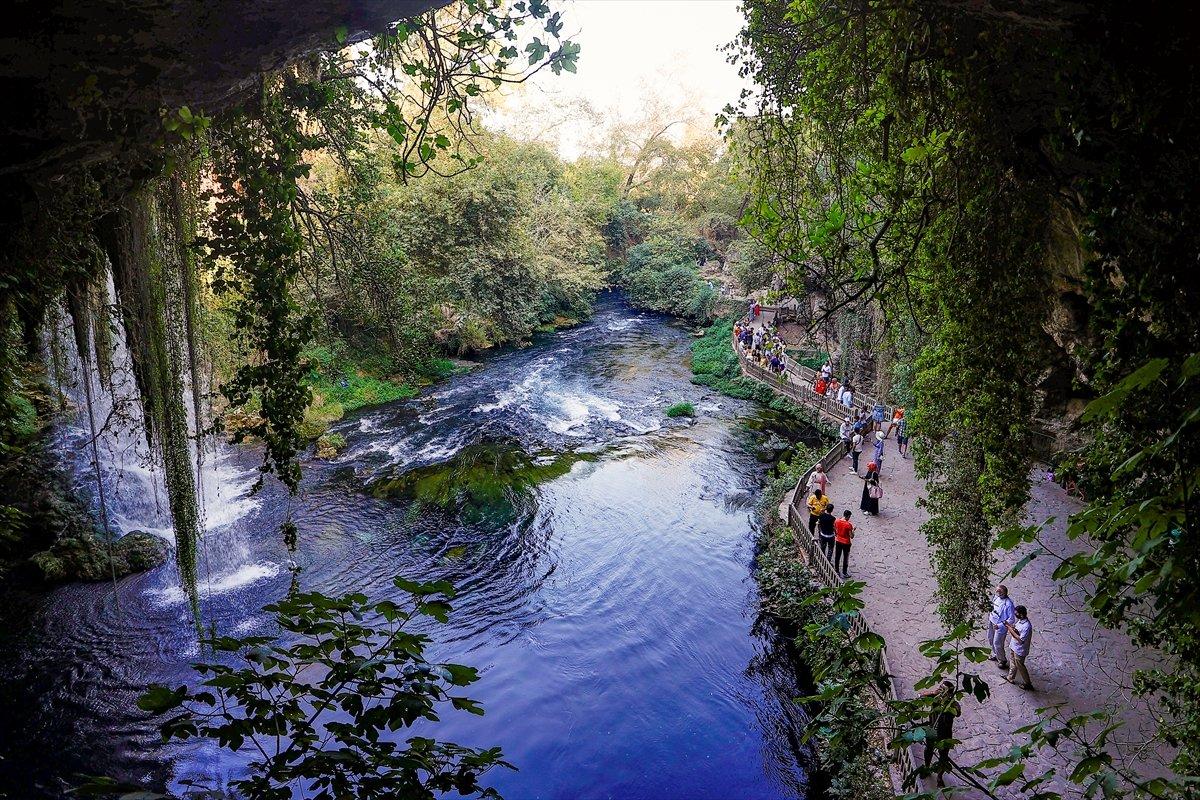 Antalya'daki Düden Şelalesi, her yıl binlerce yabancı turist ağırlıyor