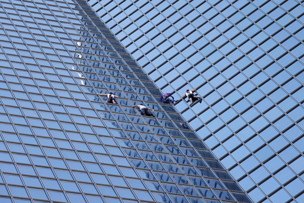 Alain Robert, Paris'te gökdelene tırmandı