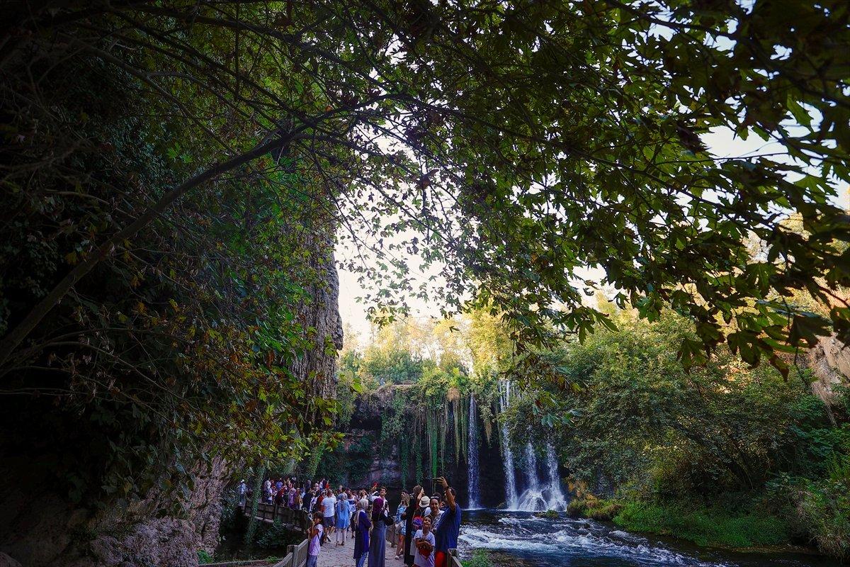 Antalya'daki Düden Şelalesi, her yıl binlerce yabancı turist ağırlıyor