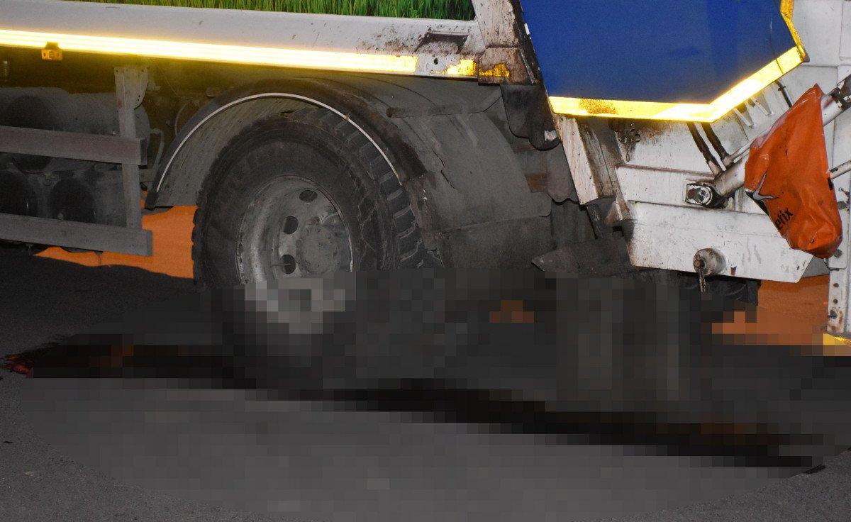 Sivas'ta yolun karşısına geçmeye çalışan kadın çöp kamyonunun altında kaldı