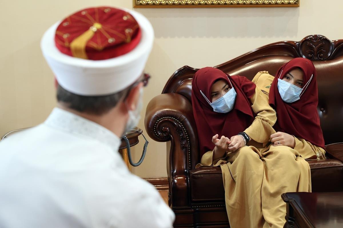 Ali Erbaş, Kahramanmaraşlı siyam ikizlerini kabul etti