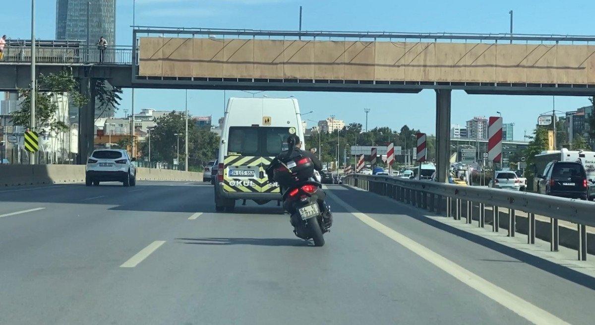 Ataşehir’de, motosiklet sürücüsü zikzaklar çizerek ilerledi