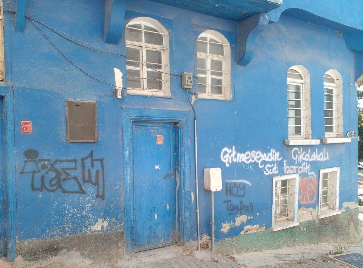 Eskişehir’de tarihi evlerin duvarları sprey boyalarla karalandı
