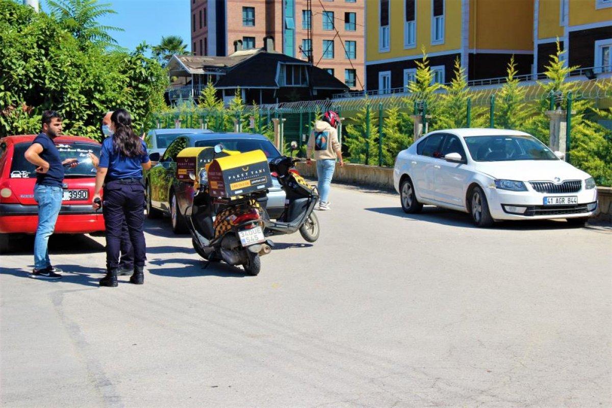 Kocaeli'de yan yola girmek isteyen motosiklet otomobile çarptı