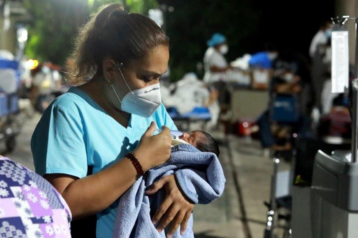 Meksika'da 7.1 büyüklüğünde deprem: Mavi ışıklar görüldü