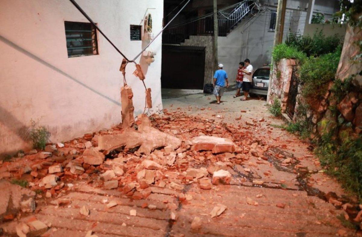 Meksika'da 7.1 büyüklüğünde deprem: Mavi ışıklar görüldü
