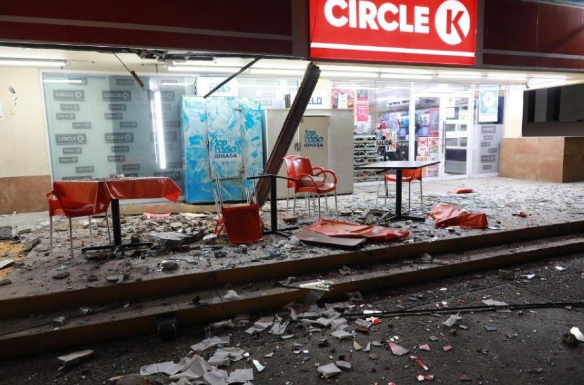 Meksika'da 7.1 büyüklüğünde deprem: Mavi ışıklar görüldü