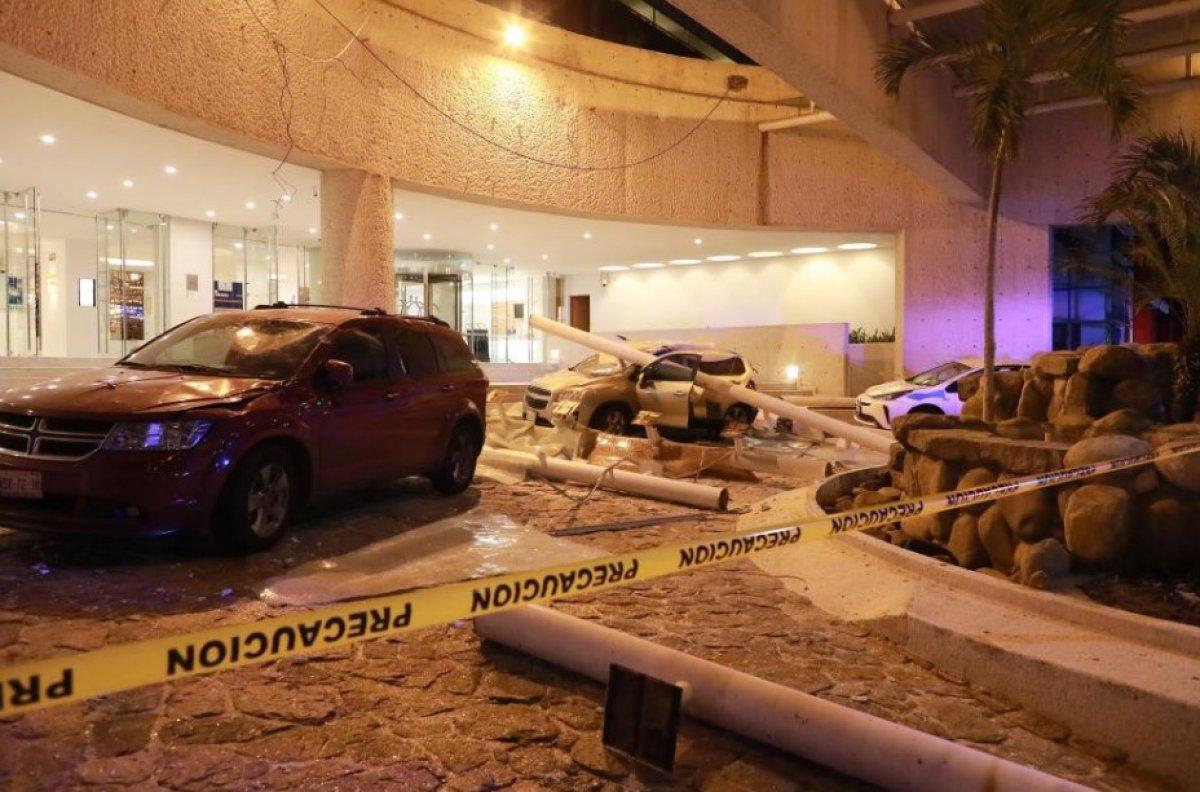 Meksika'da 7.1 büyüklüğünde deprem: Mavi ışıklar görüldü