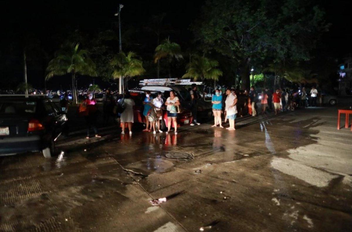 Meksika'da 7.1 büyüklüğünde deprem: Mavi ışıklar görüldü