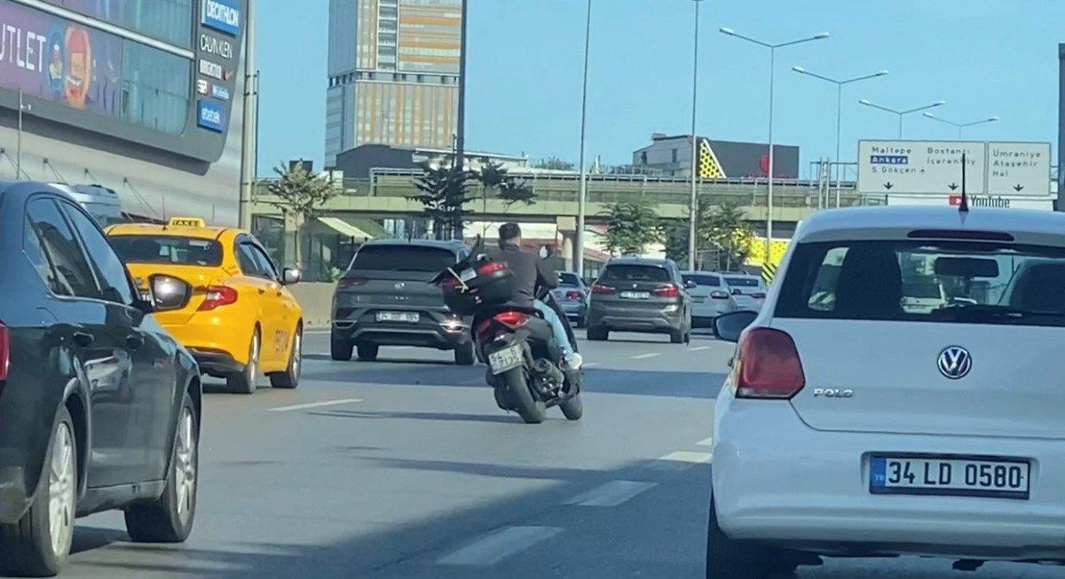 Ataşehir’de, motosiklet sürücüsü zikzaklar çizerek ilerledi