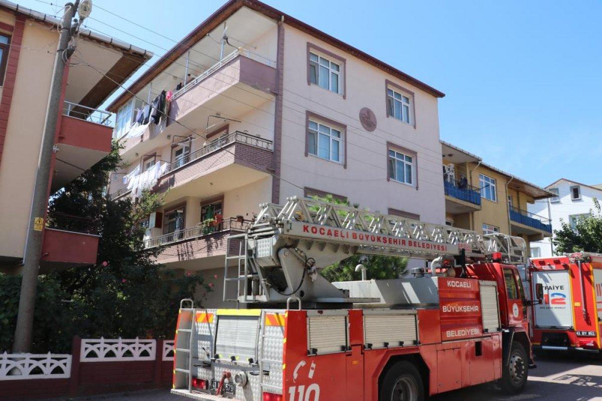 Kocaeli'de başı balkon demirine sıkışan çocuğu itfaiye kurtardı