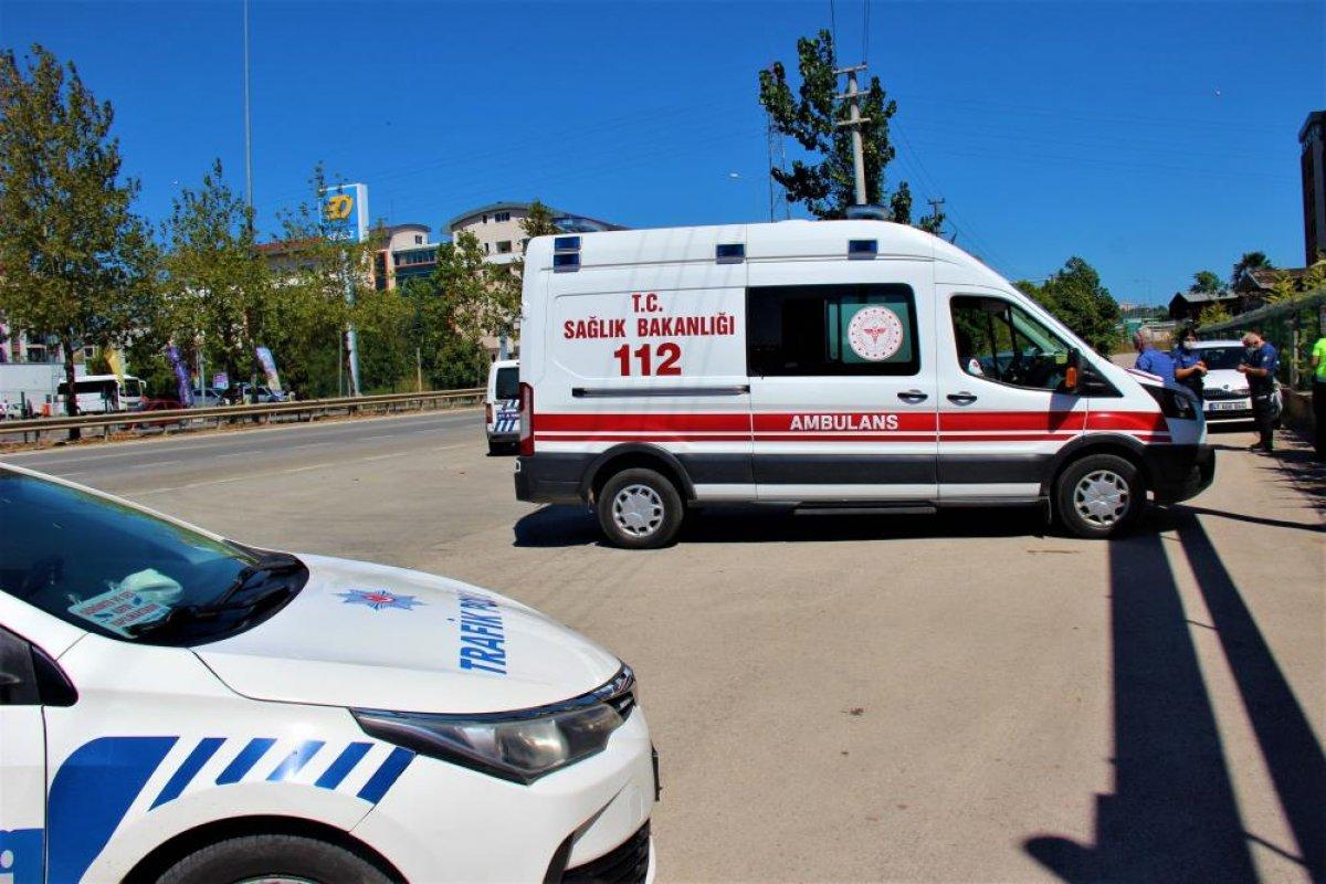 Kocaeli'de yan yola girmek isteyen motosiklet otomobile çarptı