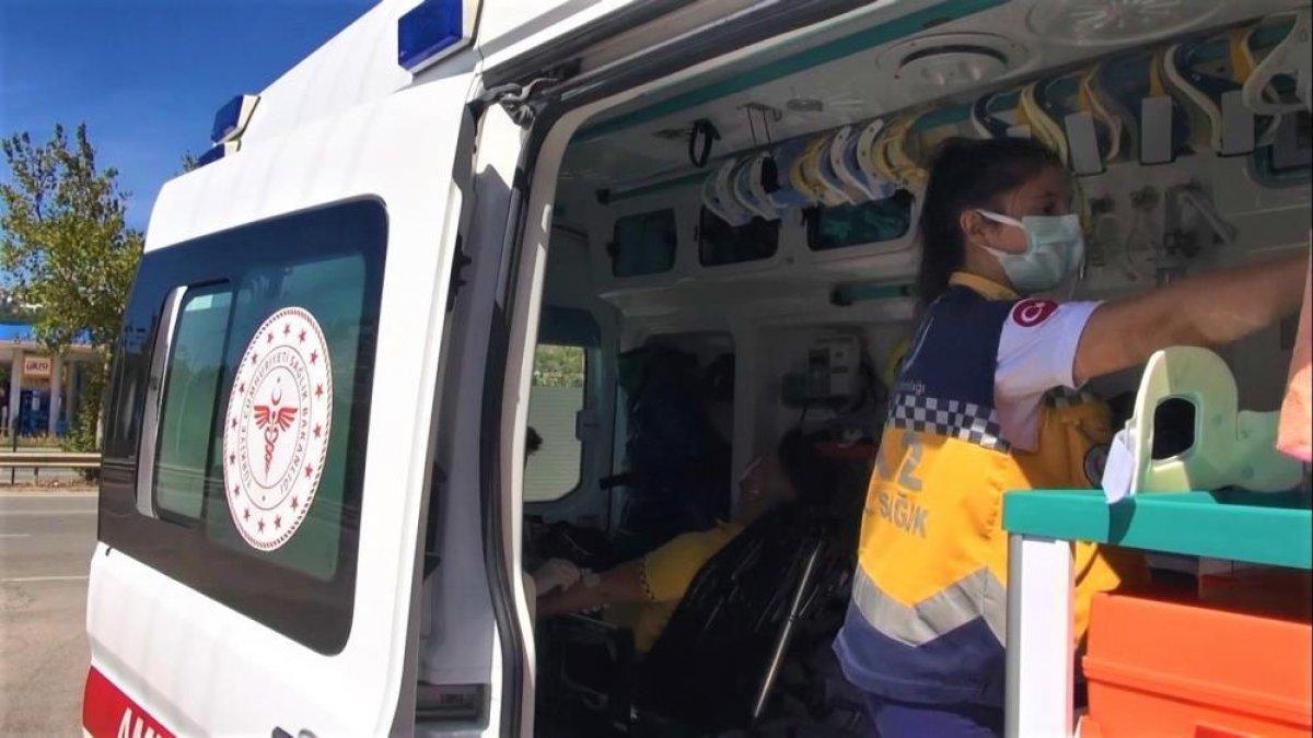 Kocaeli'de yan yola girmek isteyen motosiklet otomobile çarptı