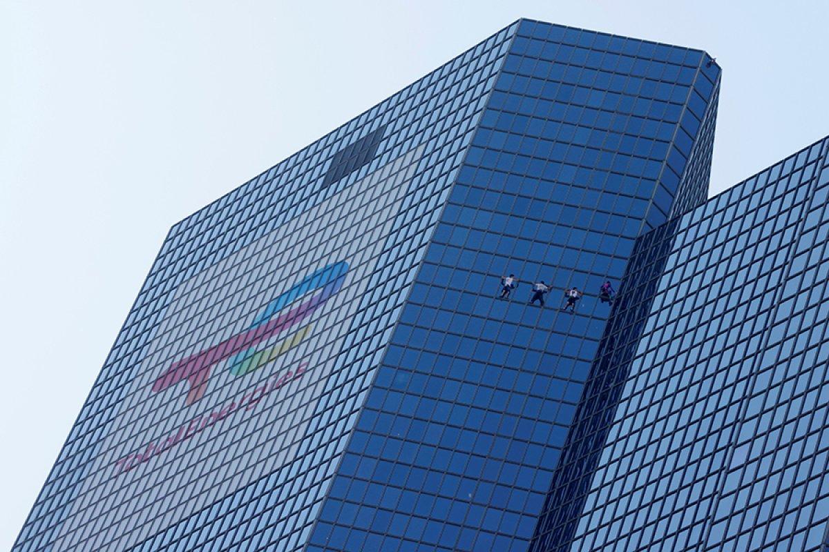 Alain Robert, Paris'te gökdelene tırmandı