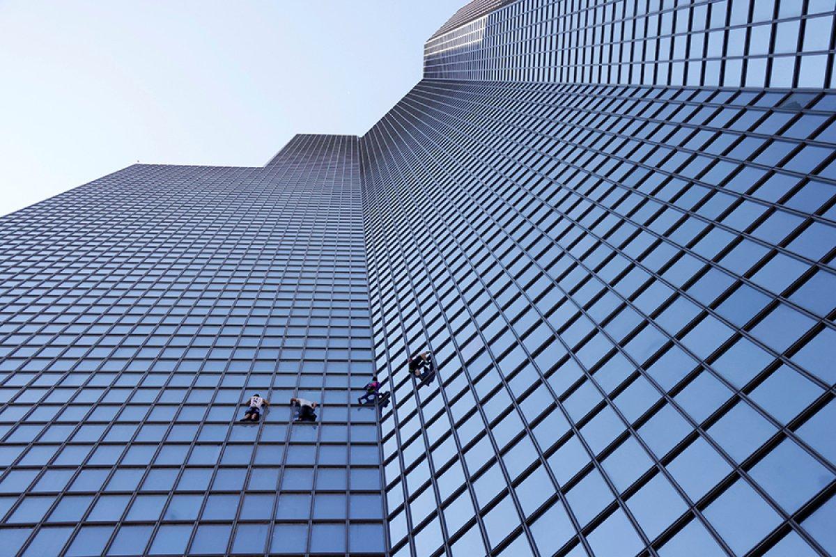 Alain Robert, Paris'te gökdelene tırmandı