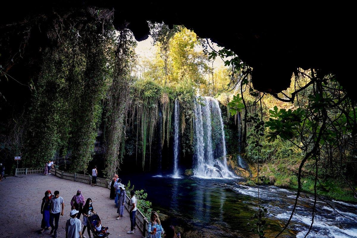 Antalya'daki Düden Şelalesi, her yıl binlerce yabancı turist ağırlıyor