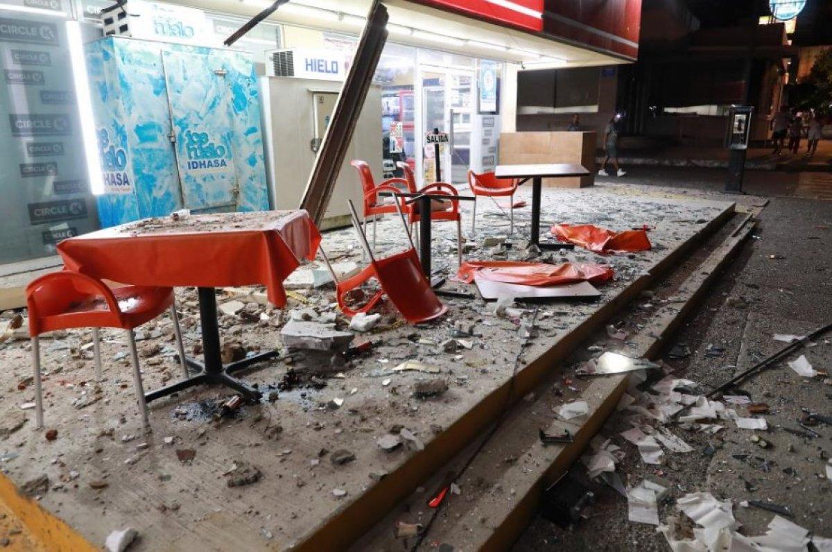 Meksika'da 7.1 büyüklüğünde deprem: Mavi ışıklar görüldü