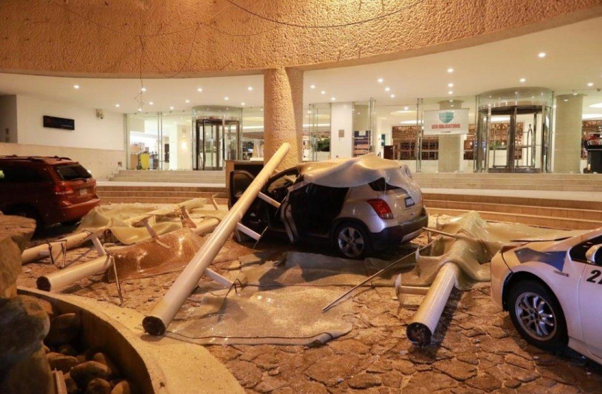 Meksika'da 7.1 büyüklüğünde deprem: Mavi ışıklar görüldü