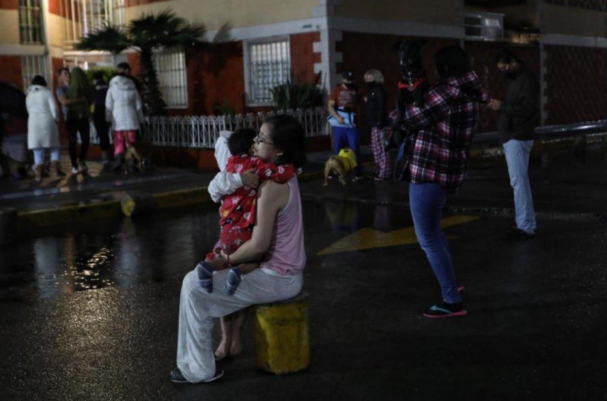 Meksika'da 7.1 büyüklüğünde deprem: Mavi ışıklar görüldü