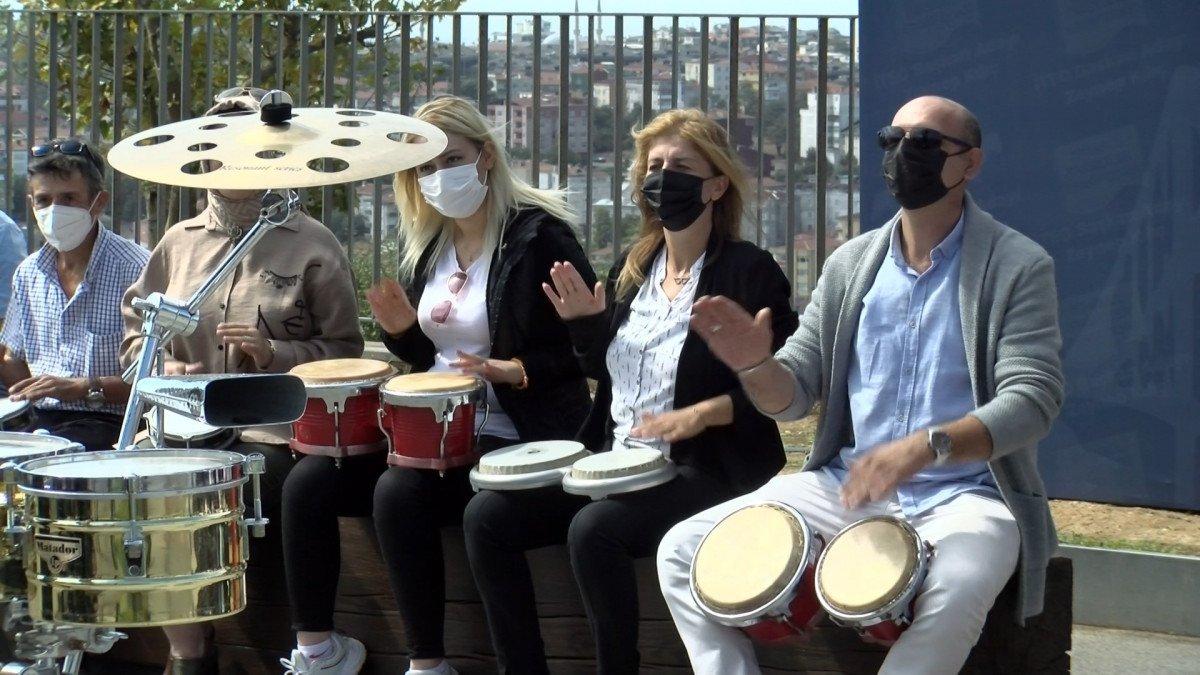 İstanbul'da taksiciler enstrüman çalarak rahatladı