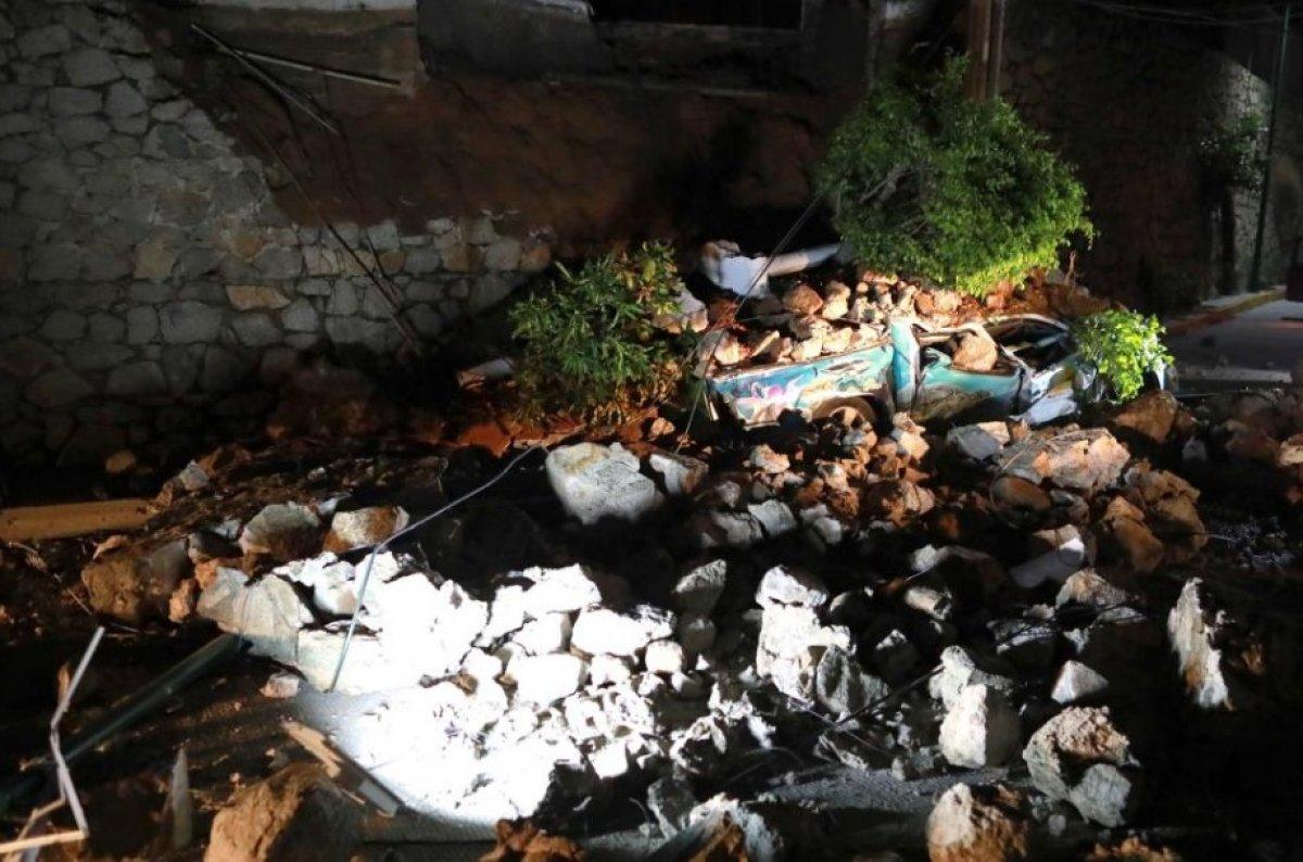 Meksika'da 7.1 büyüklüğünde deprem: Mavi ışıklar görüldü