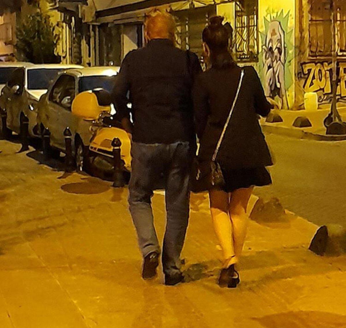 Erman Toroğlu, genç sevgilisiyle el ele görüntülendi