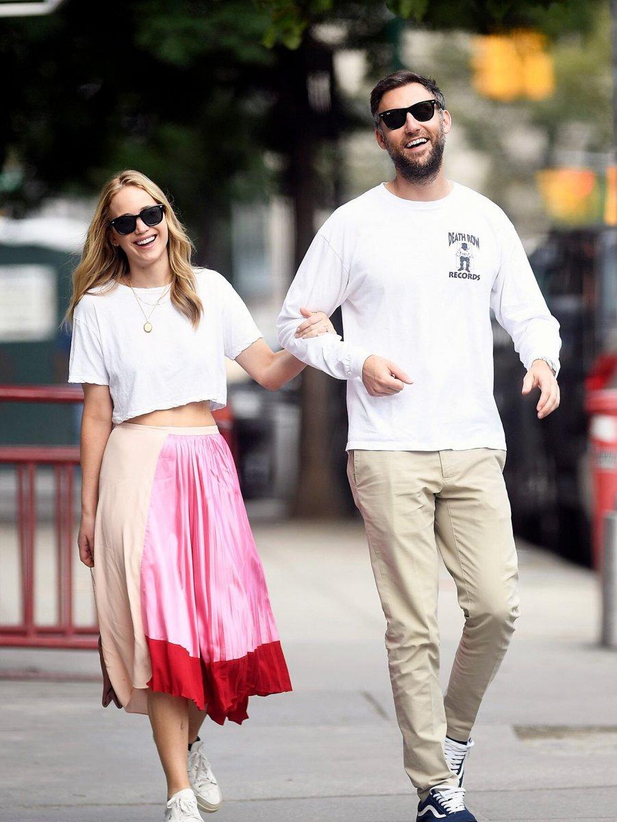 Jennifer Lawrence anne oluyor