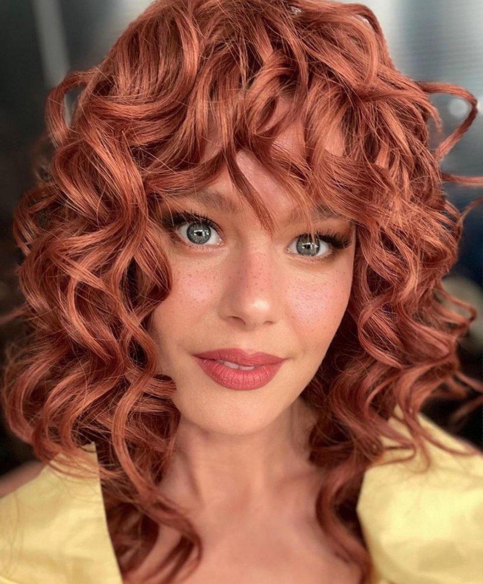 Burcu Biricik'in peruklu pozlarına beğeni yağdı