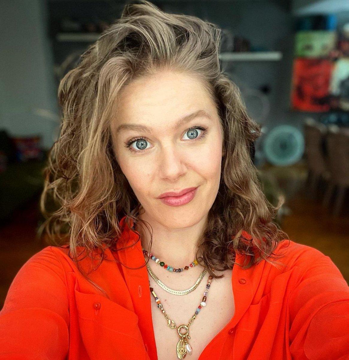 Burcu Biricik'in peruklu pozlarına beğeni yağdı