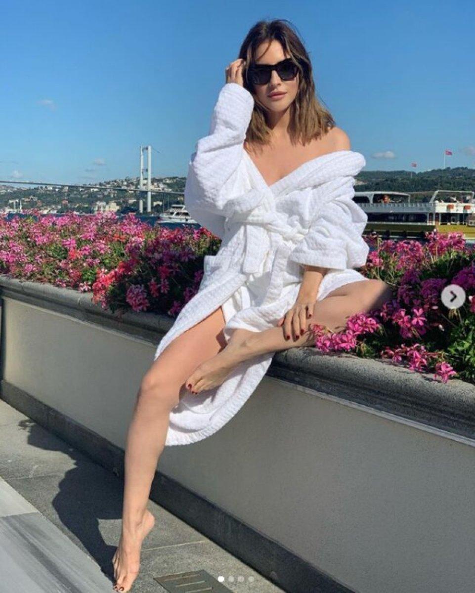 Aynur Aydın’dan bornozlu paylaşım