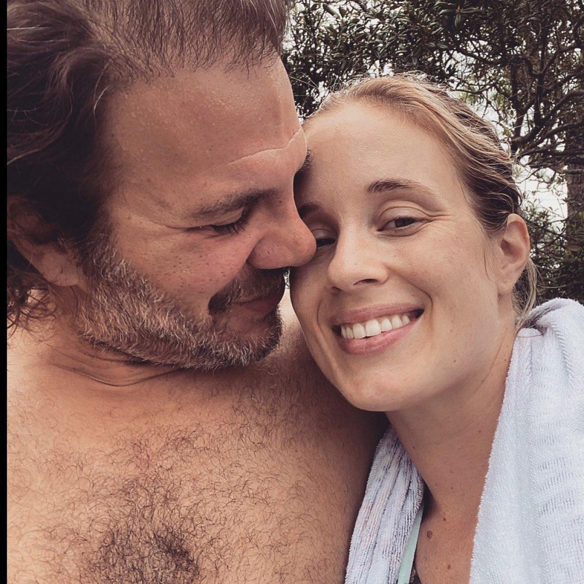 Tolga Karel, eşiyle öpüşme pozunu paylaştı