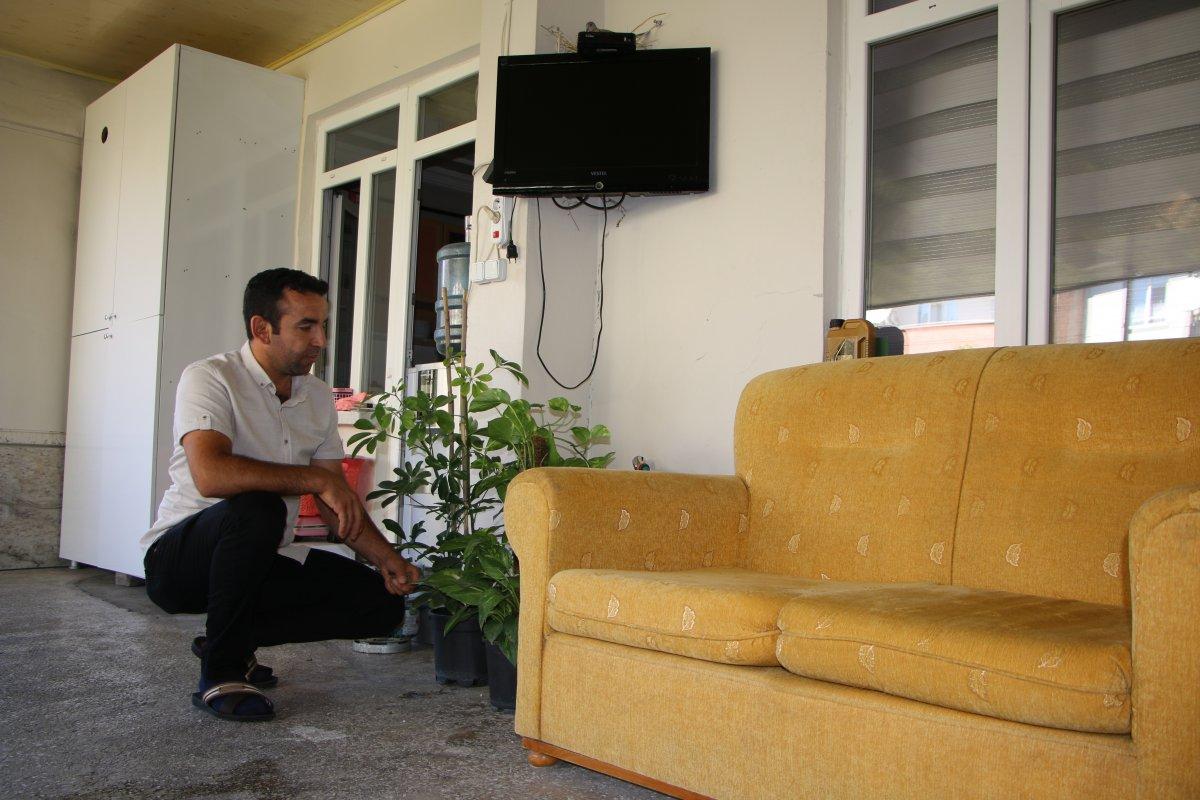 Elazığ'da sağlık çalışanı, balkonuna yuva yapan kumruyu sahiplendi