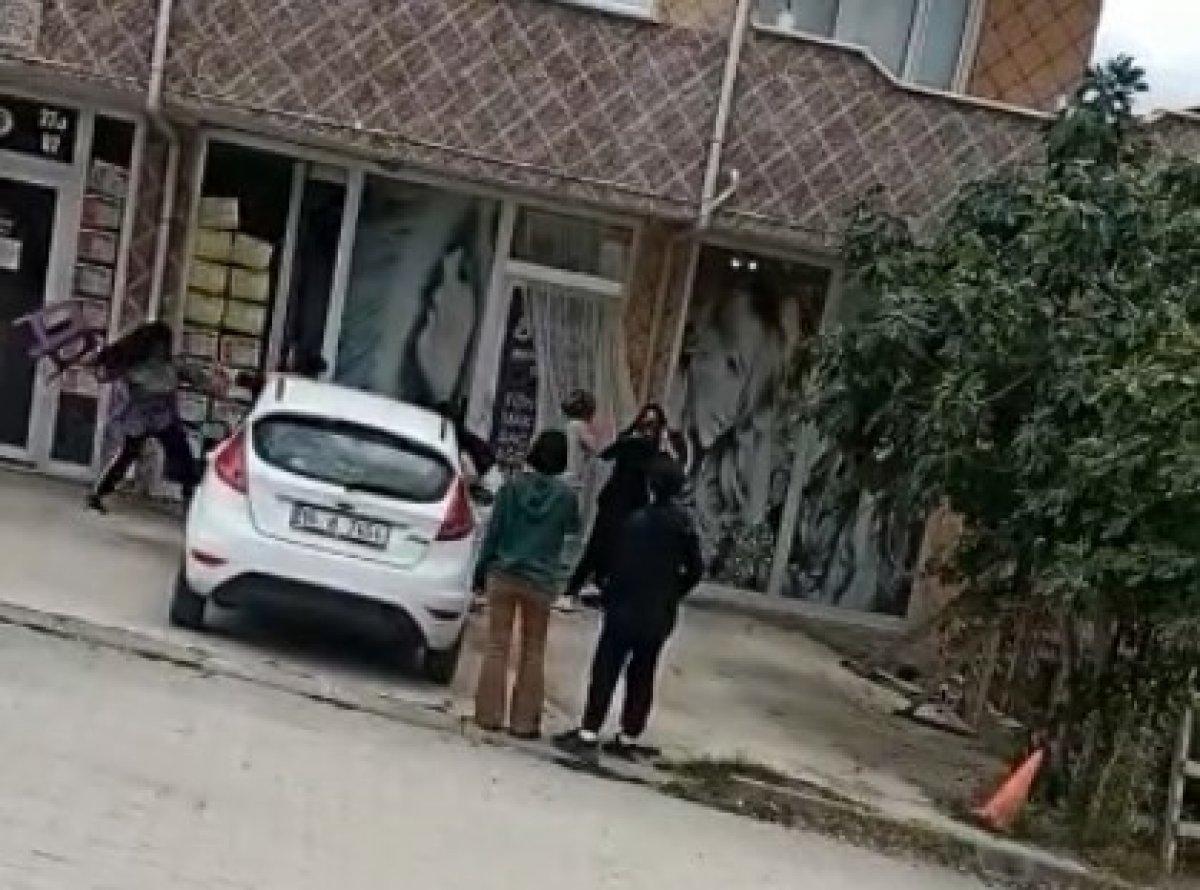 Bursa’da kadınların kavgası kamerada