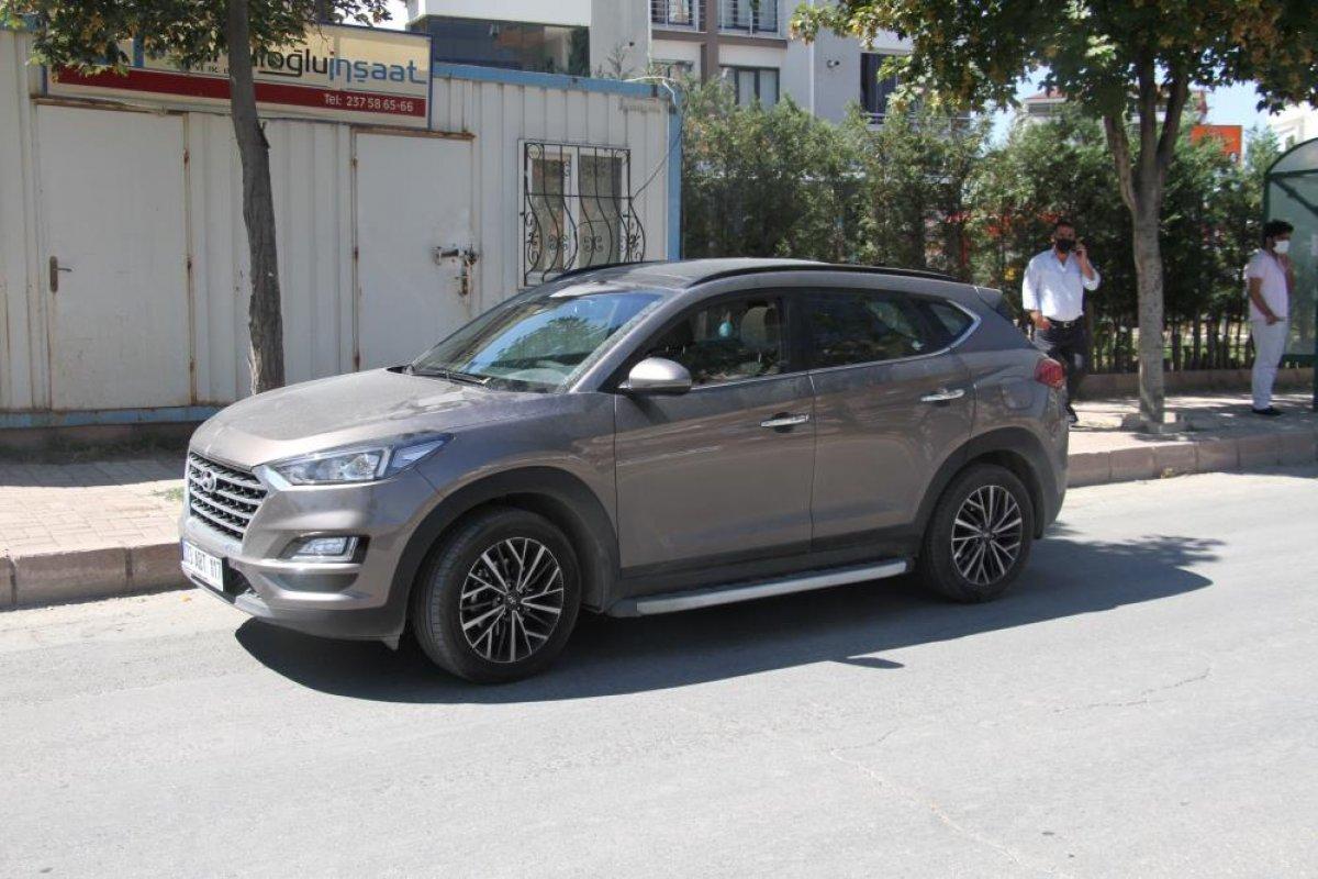 Elazığ’da seyir halinde ilerleyen otomobil, anne ve kızına çarptı