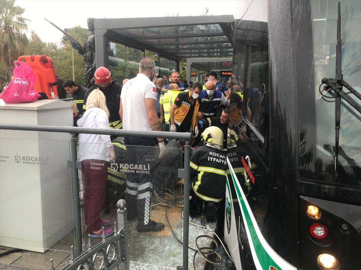 Kocaeli’de, kadının ayağı tramvay ile beton arasında sıkıştı