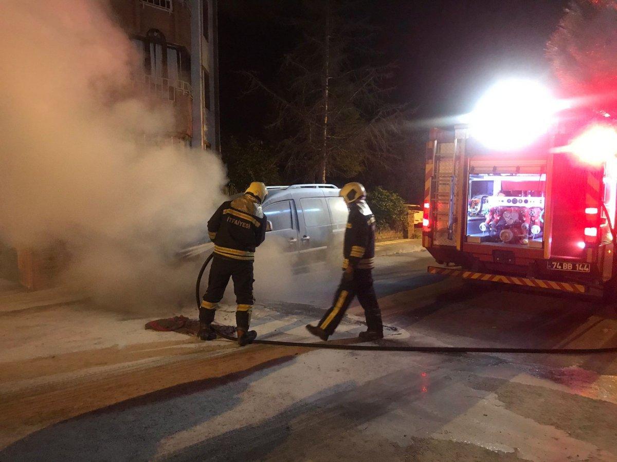 Bartın'da park halindeki araç yandı