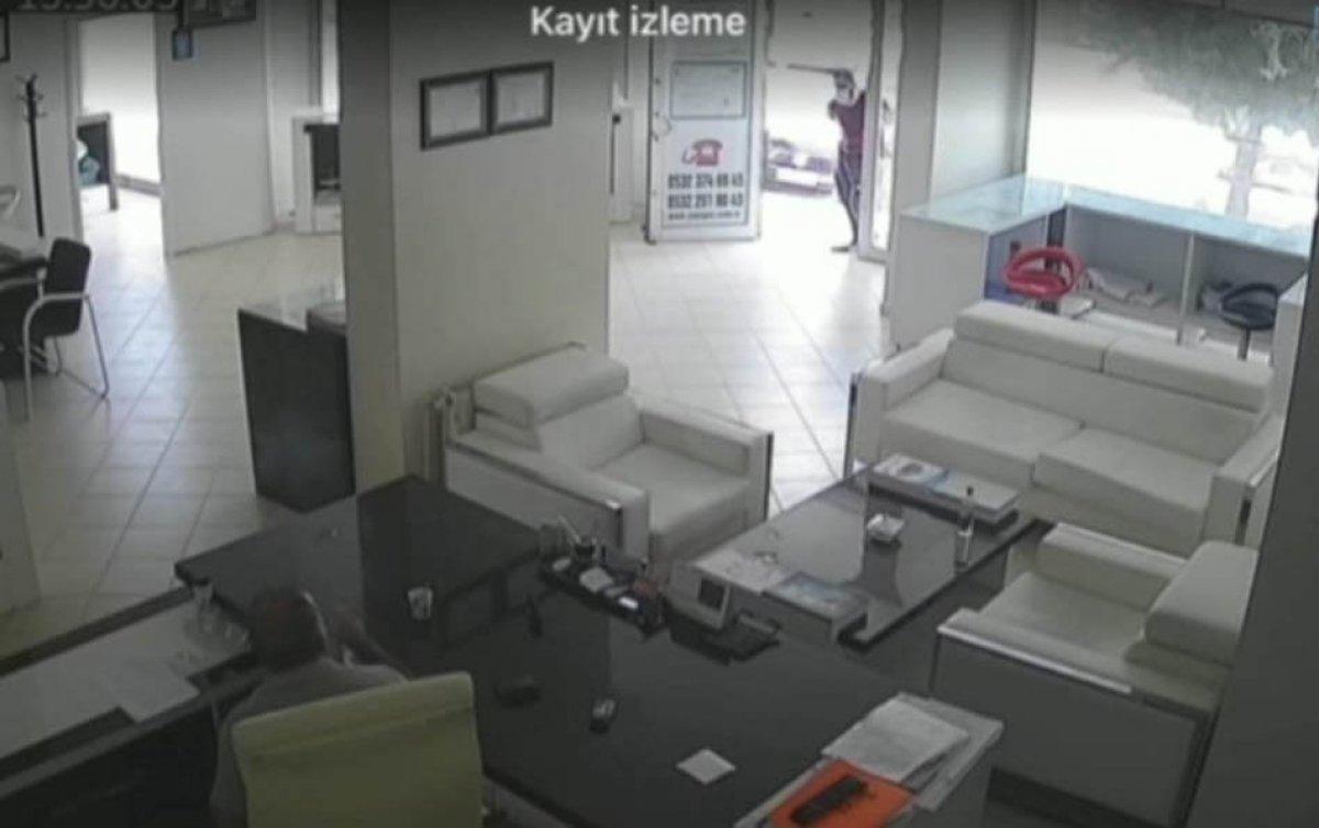 Elazığ’da, iş yerine silahlı saldırı kamerada
