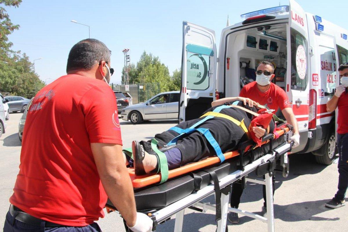 Elazığ’da seyir halinde ilerleyen otomobil, anne ve kızına çarptı