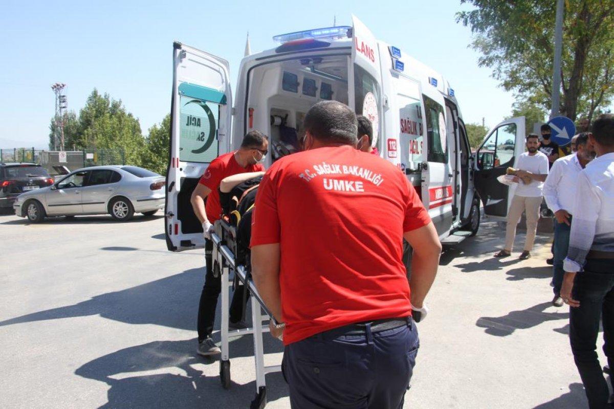 Elazığ’da seyir halinde ilerleyen otomobil, anne ve kızına çarptı